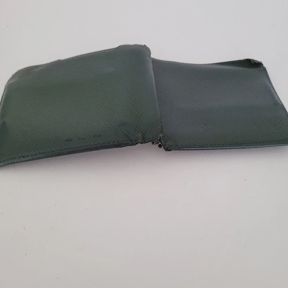 Louis Vuitton Taiga Bifold Wallet Green Leather MI0071 Mens Vintage